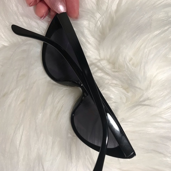 Cat-Eye Sunglasses - Black - Picture 2 of 5